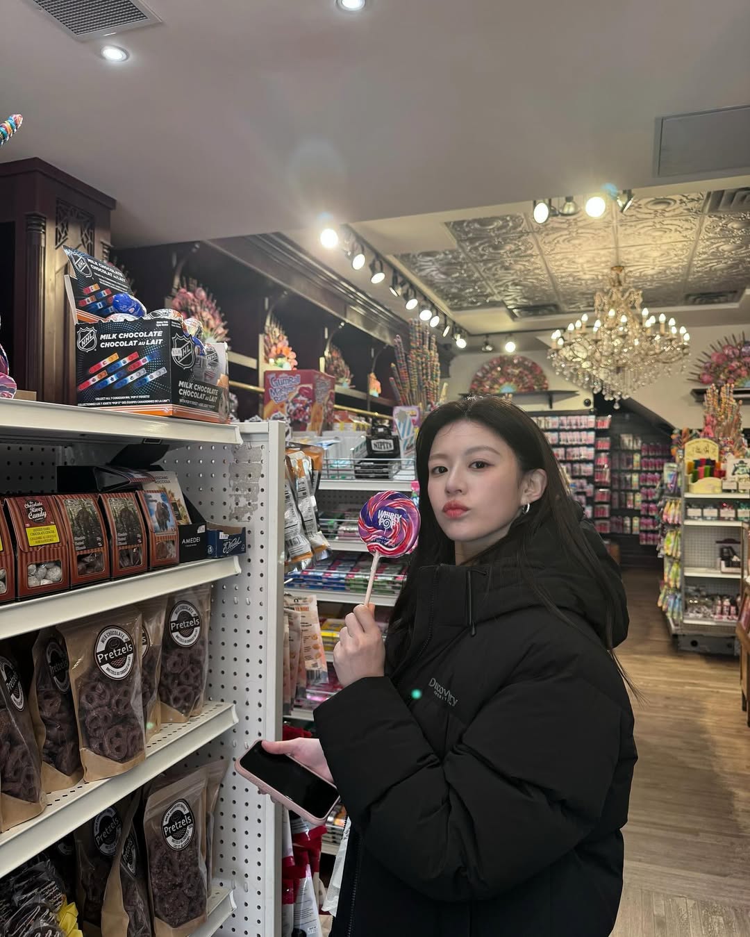 디스커버리 X 고윤정, 드라마 촬영 스태프에 롱패딩 150벌 선물 27-Image